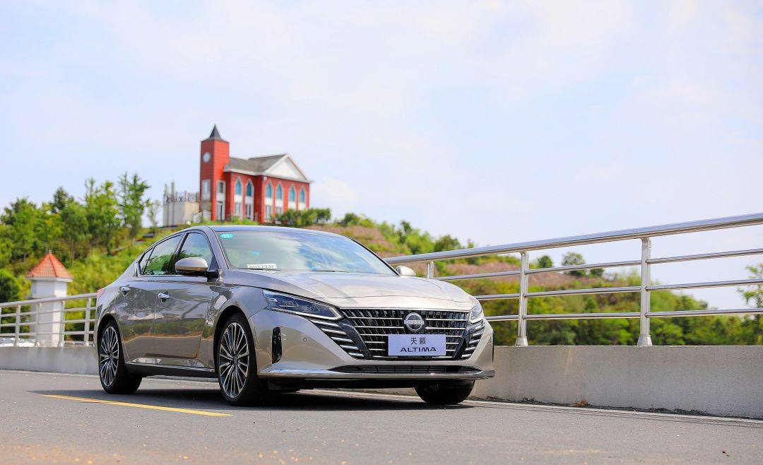 20萬級合資B級車誰更強?看全新天籟和第九代凱美瑞針尖對麥芒