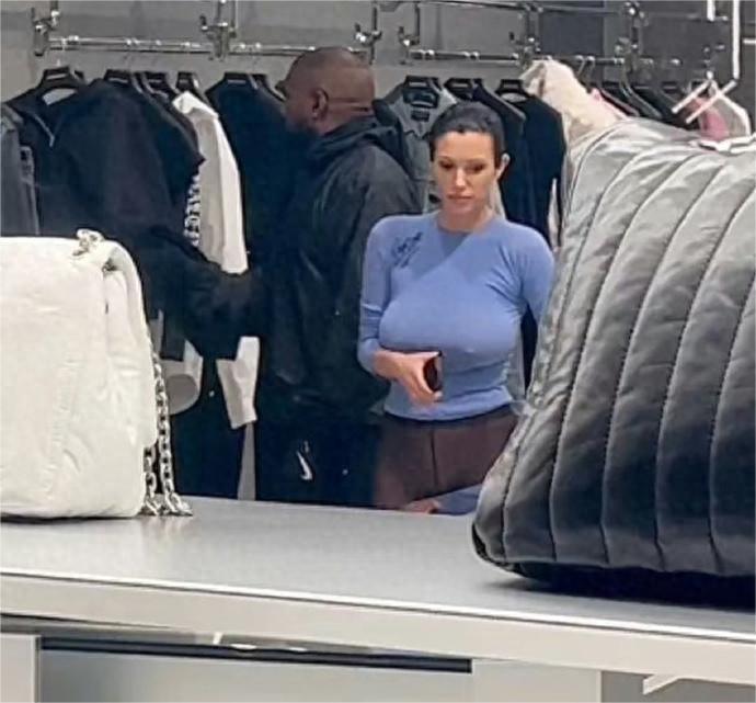 侃爺妻子或因穿著暴露坐牢