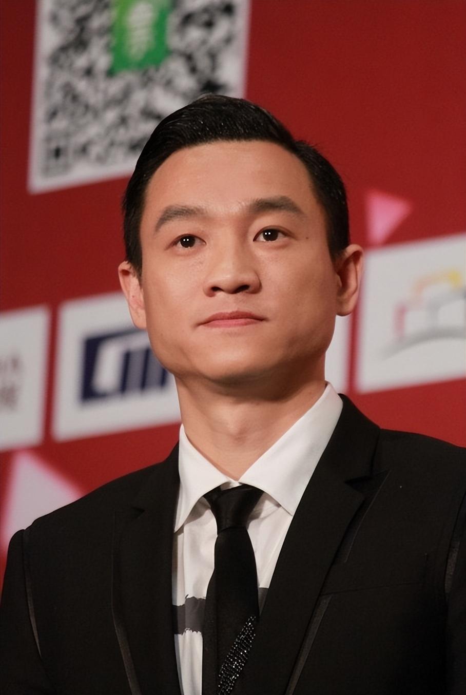 楊威回應雙胞胎女兒在家上學