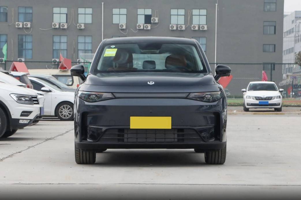 僅13.58萬起,兩套動力可選,還帶8295芯片,零跑C10有多卷?