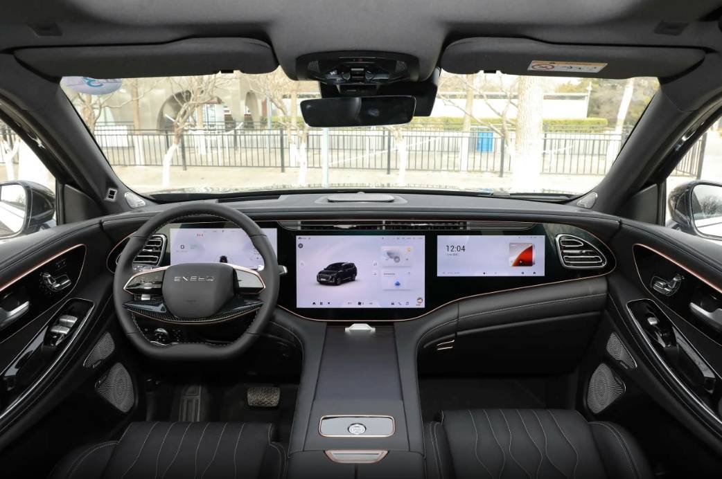 定位國(guó)產(chǎn)中大型SUV,配261馬力+8AT,軸距2米9,實(shí)拍星途攬?jiān)?" data-bd-imgshare-binded="1" /></p>
<p>15.6英寸的中央車機(jī)內(nèi)部采用驍龍8155架構(gòu)打造,并配有Lion智聯(lián)車機(jī),簡(jiǎn)潔的平板化的UI設(shè)計(jì)和功能應(yīng)用配置讓整體操作保持便捷,系統(tǒng)內(nèi)除了集成GPS、CarPlay/Hicar互聯(lián)之外,還增加了豐富的娛樂應(yīng)用功能,同時(shí)車聯(lián)生態(tài)也方便了功能應(yīng)用的后期升級(jí)。在輔助駕駛層面,星途攬?jiān)乱舱宫F(xiàn)出旗艦級(jí)的配置,不僅全系均帶有L2級(jí)輔助功能,星尊版還標(biāo)配了包括變道輔助、泊車入位等多項(xiàng)便捷功能,并可選裝更高效的匝道駛出功能。</p>
<p><img src="http://www.psm2010.com/uploads/image/2024/0413/192202AQ5.jpg" title=