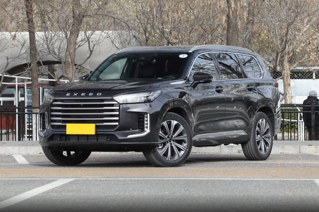 定位國(guó)產(chǎn)中大型SUV,配261馬力+8AT,軸距2米9,實(shí)拍星途攬?jiān)?" data-bd-imgshare-binded="1" /></p>
<p>星途攬?jiān)聡?guó)際版在外形上呈現(xiàn)出魁梧敦實(shí)的車體設(shè)計(jì),車頭部分采用了幾乎鋪滿前臉的六邊形鏤空中網(wǎng),內(nèi)部則采用五根橫向鍍鉻條作為主體,機(jī)蓋前端略微下溜,并增加了“EXEED”的字母LOGO作為標(biāo)識(shí),前大燈呈現(xiàn)楔形外觀,同時(shí)內(nèi)側(cè)與前格柵相連,內(nèi)部醒目的長(zhǎng)條形日行燈帶與四燈組的結(jié)構(gòu),在點(diǎn)亮更顯前衛(wèi)。前包圍兩側(cè)帶有C型的導(dǎo)流槽結(jié)構(gòu),兩側(cè)配有豎狀的燈帶和L型的飾邊裝飾,前唇區(qū)域增加了扁平式的梯形進(jìn)氣口,對(duì)于機(jī)艙內(nèi)部可起到通風(fēng)降溫的作用。</p>
<p><img src="http://www.psm2010.com/uploads/image/2024/0413/192202K461.jpg" title=