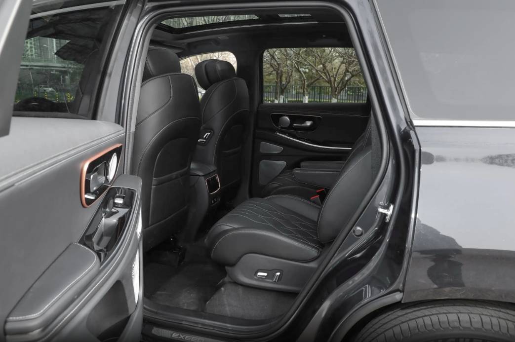 定位國(guó)產(chǎn)中大型SUV,配261馬力+8AT,軸距2米9,實(shí)拍星途攬?jiān)?" data-bd-imgshare-binded="1" /></p>
<p>動(dòng)力方面,全系均采用192kW(261Ps)和400N·m的2.0T動(dòng)力,并匹配愛信8AT,充沛的動(dòng)力調(diào)校也能輕松從油門設(shè)定感知到,偏向沉穩(wěn)線性的設(shè)定讓日常行駛中能獲得連貫平順的加速質(zhì)感,8AT的匹配讓動(dòng)力銜接流暢高效,對(duì)于駕駛員的意圖理解較為到位。在油耗層面整車也保持經(jīng)濟(jì),8.98L/100km的數(shù)據(jù)對(duì)于一臺(tái)中大型SUV而言足夠經(jīng)濟(jì)。</p>
<p><img src="http://www.psm2010.com/uploads/image/2024/0413/19220211057.jpg" title=