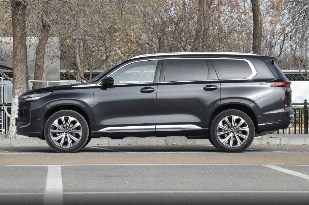 定位國(guó)產(chǎn)中大型SUV,配261馬力+8AT,軸距2米9,實(shí)拍星途攬?jiān)?" data-bd-imgshare-binded="1" /></p>
<p>星途攬?jiān)聡?guó)際版的尾部設(shè)計(jì)與之前相比變化不大,繼續(xù)保留了鏤空式的外凸尾翼,流暢的邊緣飾條從兩側(cè)縱向延伸,并配有黑色的飾板與尾窗區(qū)域相融合。尾燈組采用了熏黑的貫穿式燈腔,兩側(cè)燈組進(jìn)行了略微增粗,號(hào)牌區(qū)域的內(nèi)凹處理增加了尾門型面的立體結(jié)構(gòu),尾部?jī)蓚?cè)配有縱向示寬燈帶,底部略微外凸的杠體包圍增加了貫穿鍍鉻條裝飾,同時(shí)配有雙出的排氣尾喉。</p>
<p><img src="http://www.psm2010.com/uploads/image/2024/0413/19220259223.jpg" title=