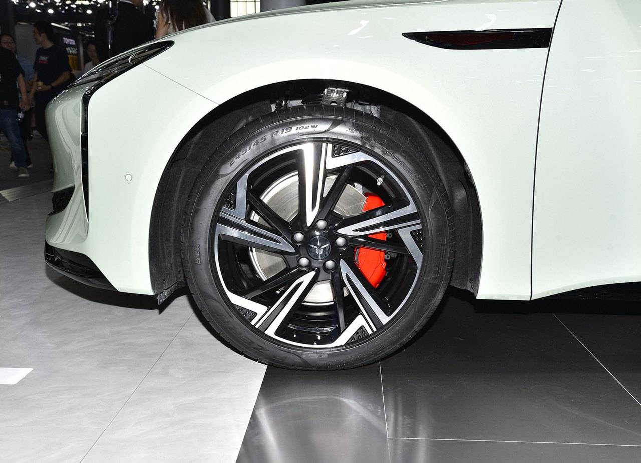 紅旗新能源推出新車,EH7續航可達800km,價格跟小米SU7接近