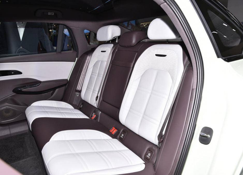 紅旗新能源推出新車,EH7續航可達800km,價格跟小米SU7接近