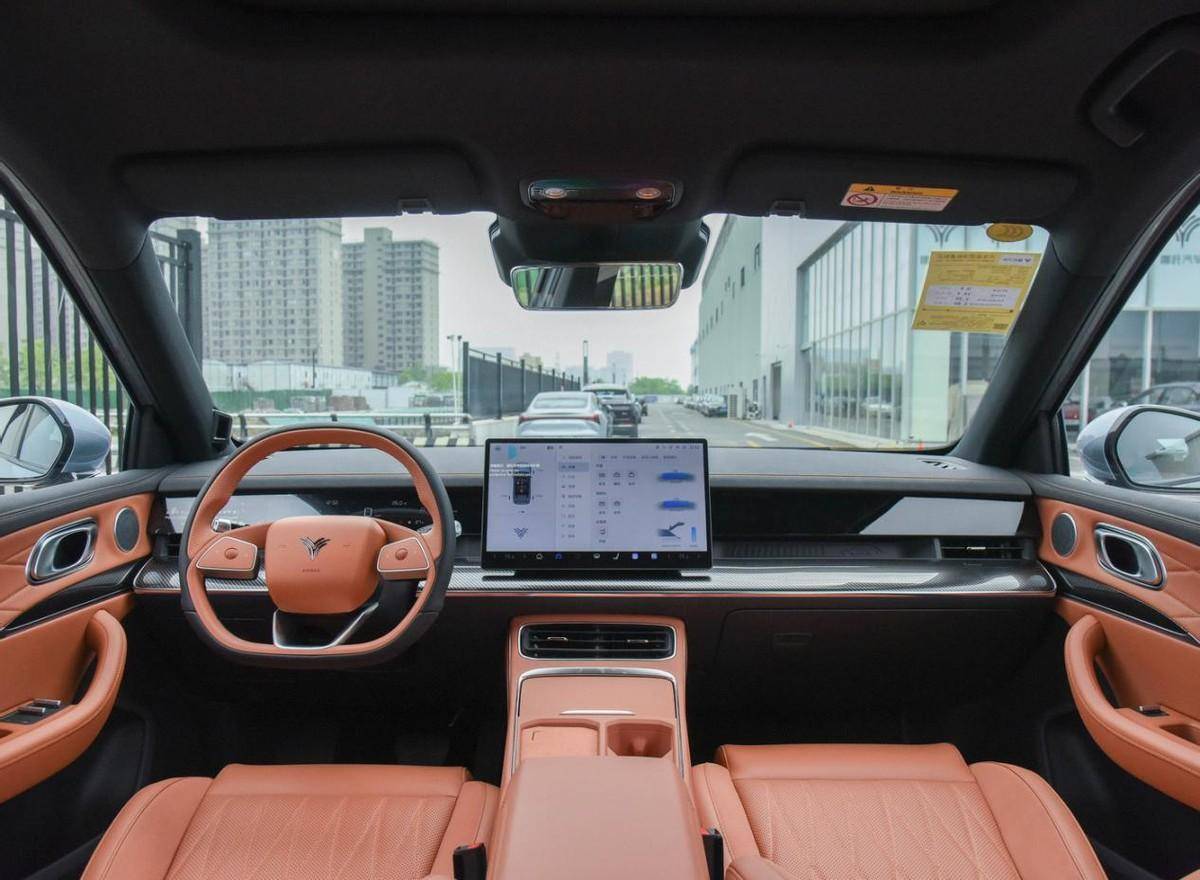 12.99萬元起售,哪吒L首批車主正式交付,綜合續航可達1300公里