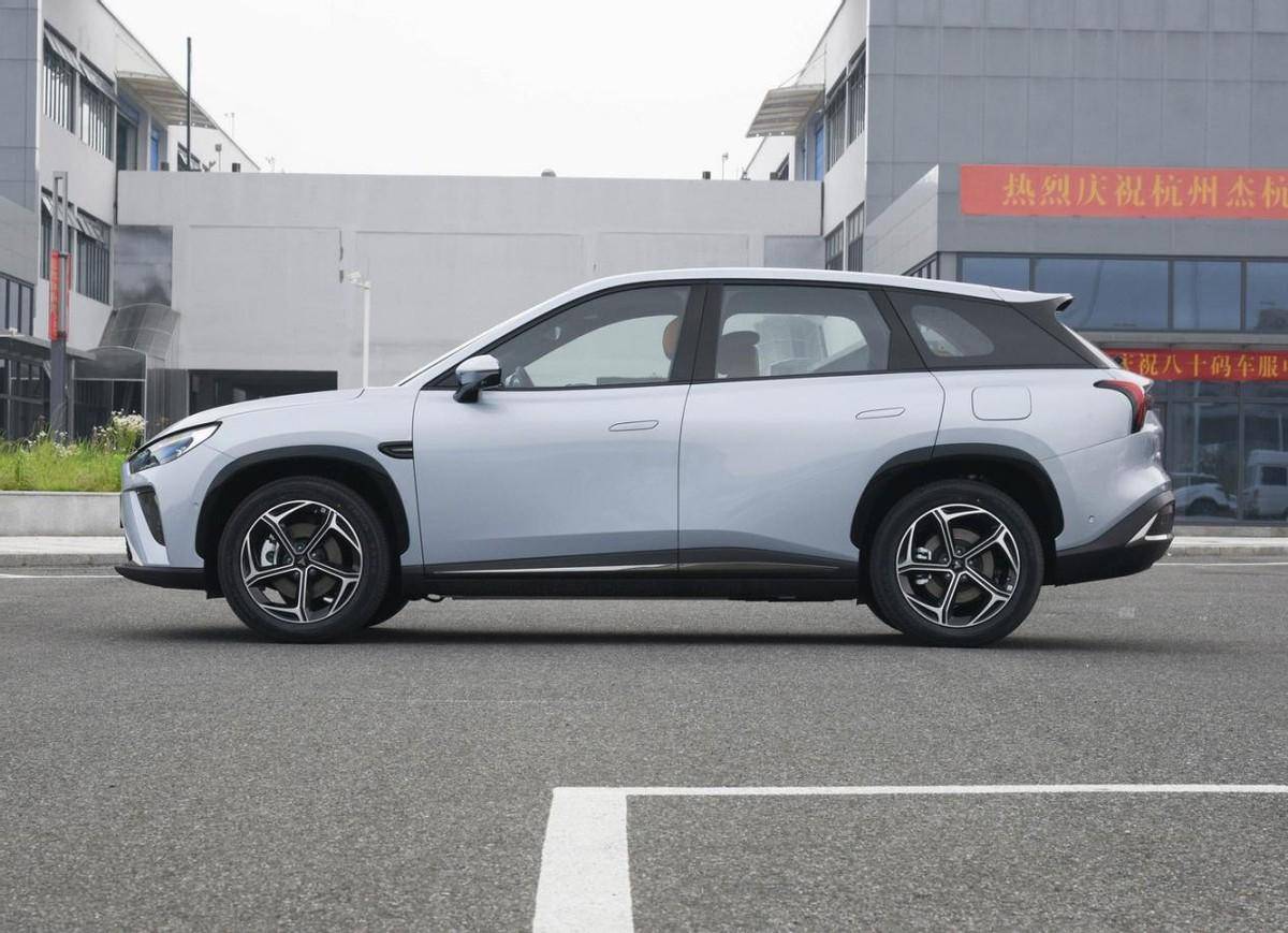 12.99萬元起售,哪吒L首批車主正式交付,綜合續航可達1300公里