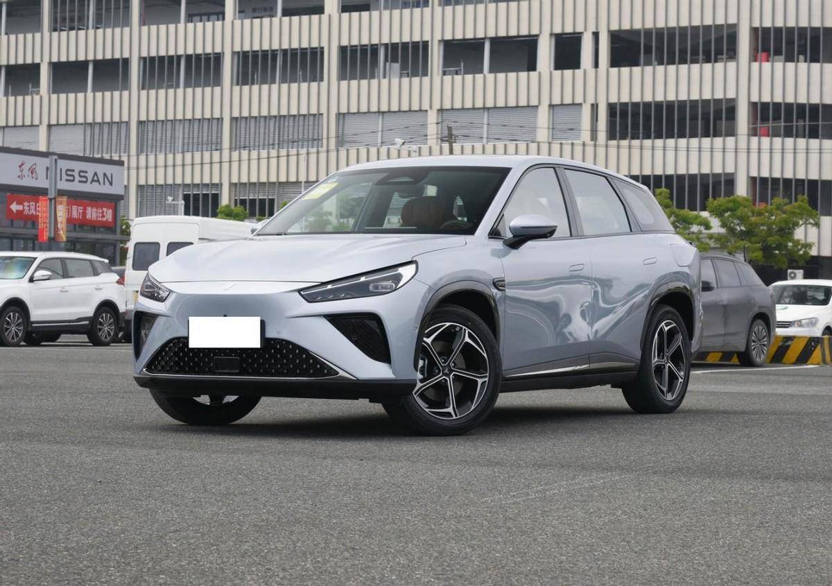 12.99萬元起售,哪吒L首批車主正式交付,綜合續航可達1300公里