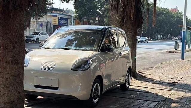 全新五菱宏光MINIEV三門版實車諜照 設計Q萌 顏值提升 配置不低-有駕