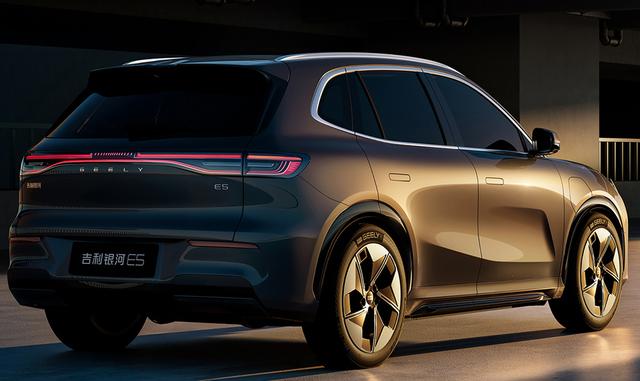 配置堪稱卷王之王？吉利銀河E5實圖曝光，內飾極具科技感-有駕