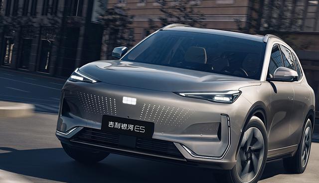 配置堪稱卷王之王？吉利銀河E5實圖曝光，內飾極具科技感-有駕