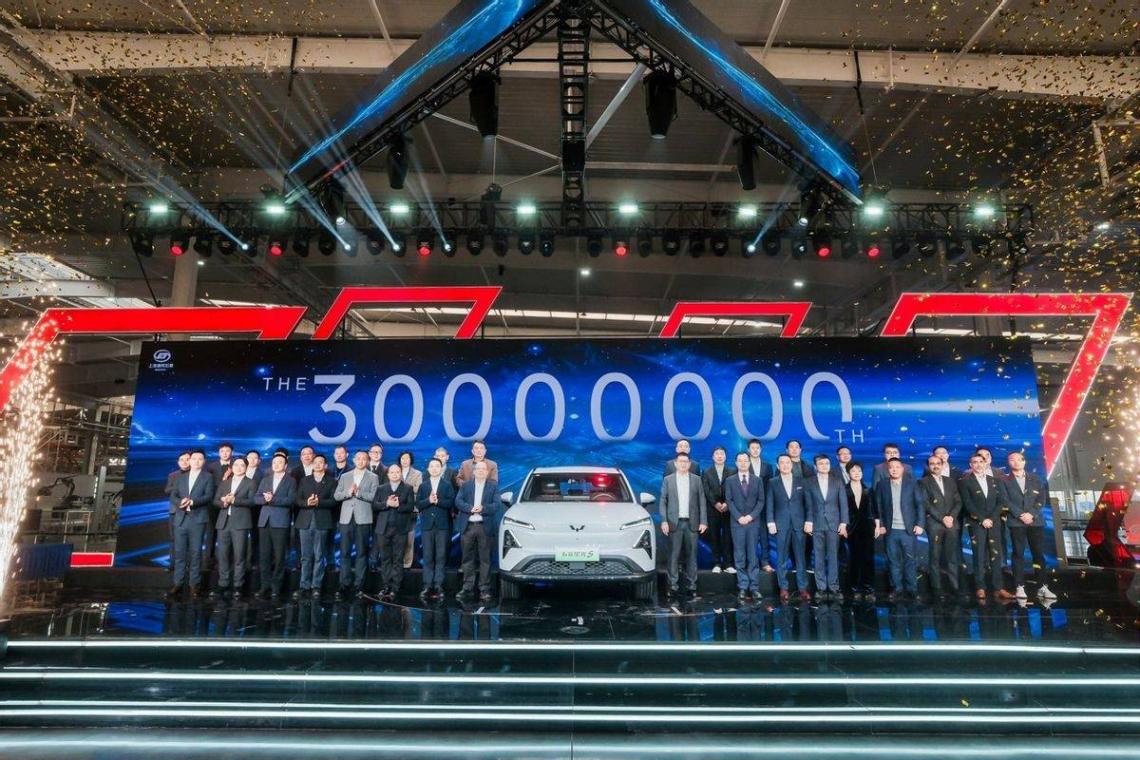 五菱3000萬“鐵粉”:如何用一輛車打動一個時代?