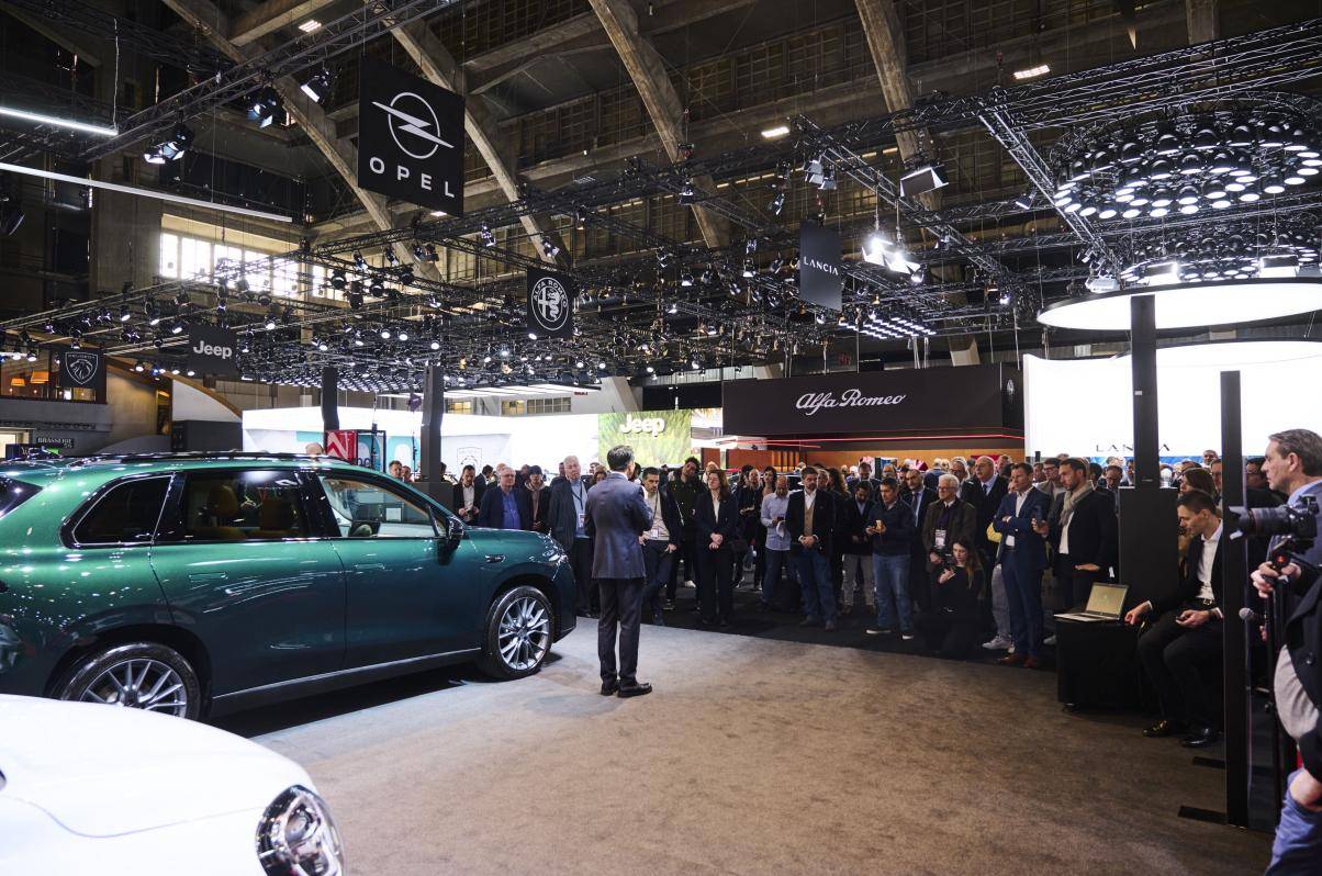 零跑亮相2025布魯塞爾車展:C10增程版正式在歐洲上市