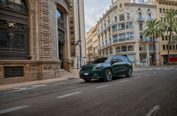 零跑亮相2025布魯塞爾車展:C10增程版正式在歐洲上市