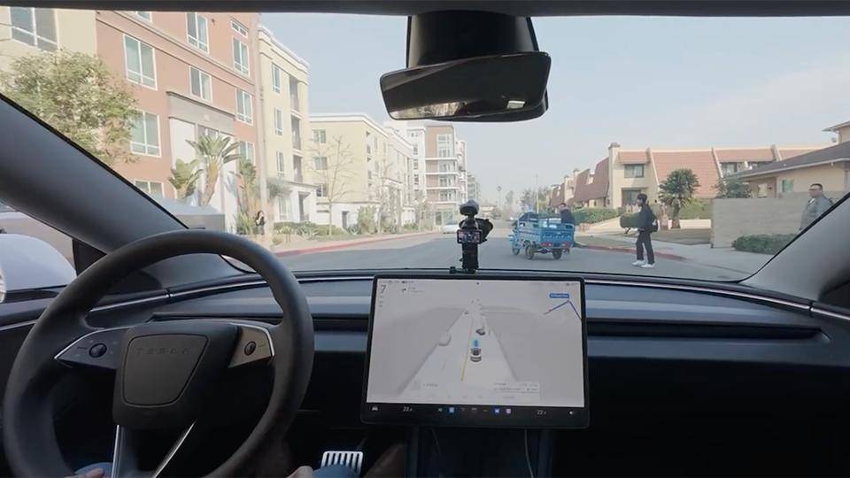 FSD最強版被夸大了?不會避讓電瓶車,來中國還敢用嗎?