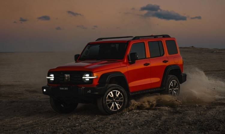 “保定車神”欲打造超豪華品牌,長(zhǎng)城或?qū)⑵涿麨椤白孕牌嚒保?" data-bd-imgshare-binded="1" /></p>
<p> </p>
<p> 這么看來,長(zhǎng)城汽車一直都在成功的邊緣不停摸索,而這次則是更猛了,直接越過高端領(lǐng)域和豪華領(lǐng)域,向著超豪華品牌跟進(jìn),此外這一次,魏建軍也會(huì)親身參與到超豪車型的開發(fā)和測(cè)試當(dāng)中,確實(shí)陣仗很大。而且在直播中魏建軍也回應(yīng)了自己乘坐勞斯萊斯,是為了體驗(yàn)對(duì)標(biāo)車型,他還提及自己購(gòu)買過多款豪車,目的自然也是為了體驗(yàn)唄!</p>
<p> </p>
<p><img src="http://www.psm2010.com/uploads/image/2025/0115/13040212005.jpg" title=