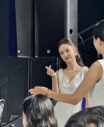 佟麗婭車展亮相,41歲依舊風華絕代,展現優雅氣質