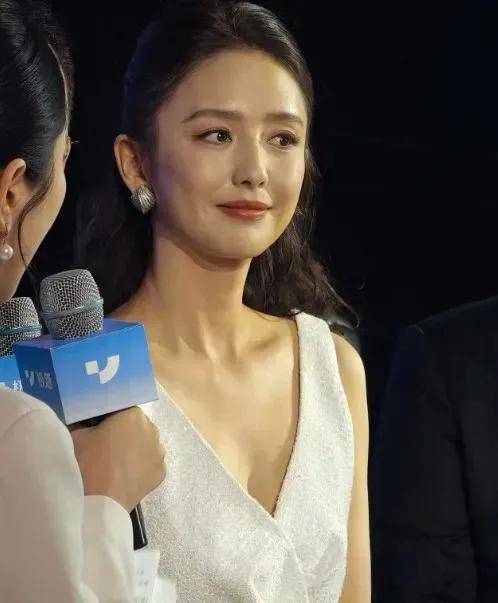 佟麗婭車展亮相,41歲依舊風華絕代,展現優雅氣質