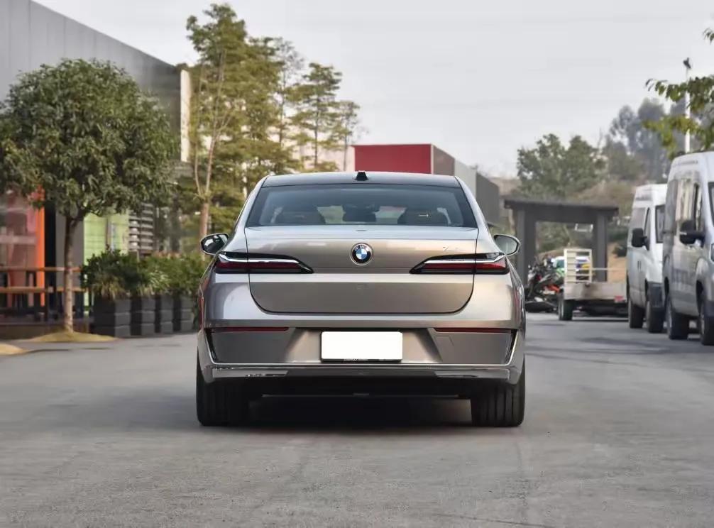 車界爆料!寶馬7系霸氣歸來,240萬豪車你敢買嗎?