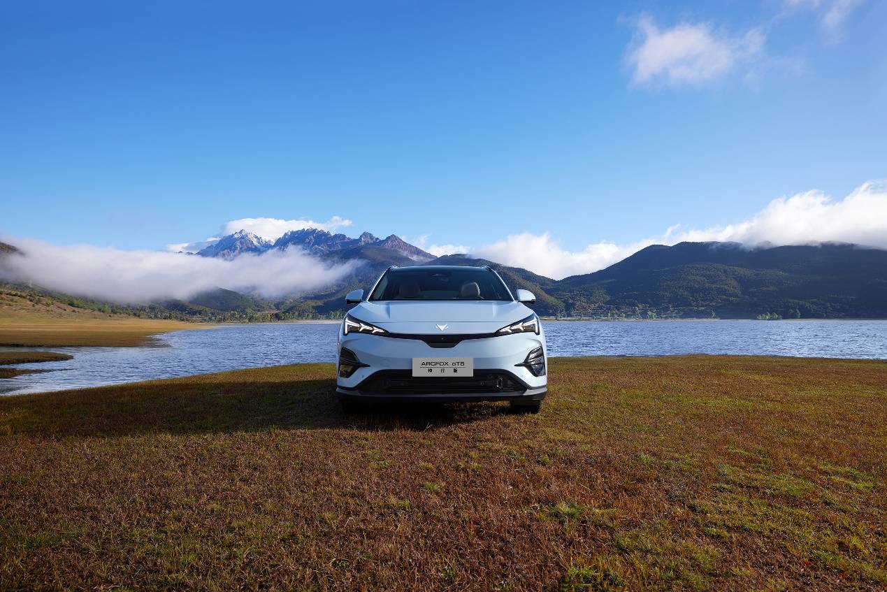 官方降價3.2萬 15萬級享5C超充、全域800V的極狐阿爾法T5