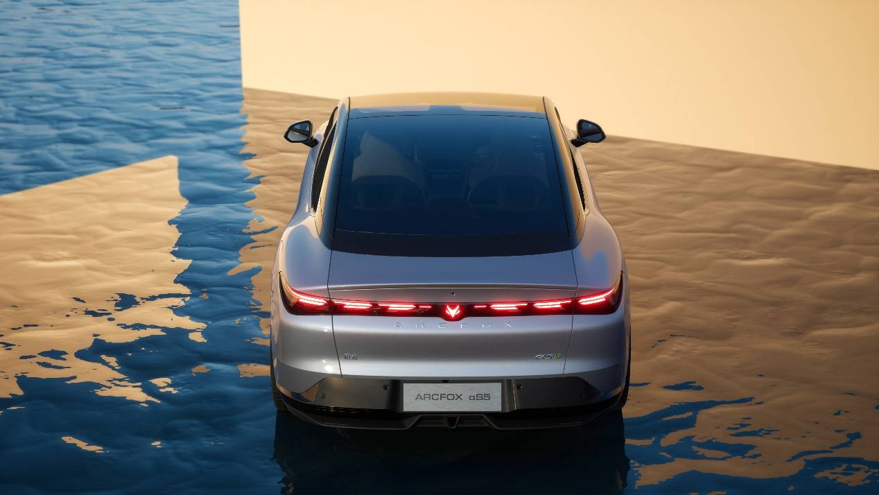 官方降價3.2萬 15萬級享5C超充、全域800V的極狐阿爾法T5