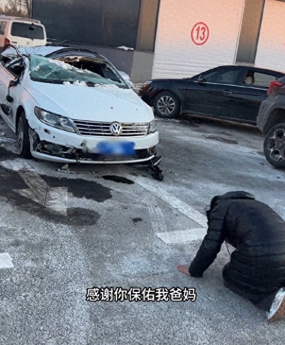 女子跪謝大眾車獲贈(zèng)一汽大眾全新探岳L