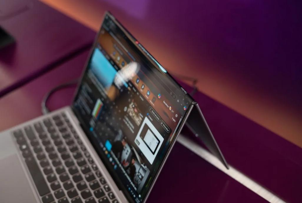 全球首款三折疊筆電來了!聯想新機秒變18英寸巨屏,辦公黨狂喜!