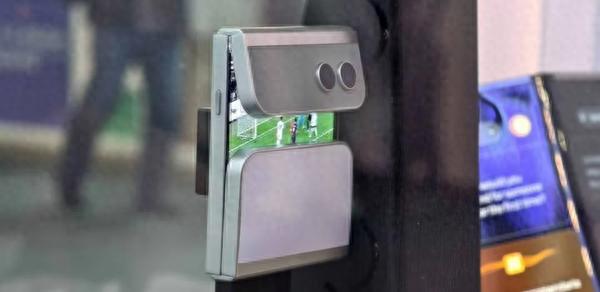 三星多款折疊屏概念機亮相MWC 三折疊有望今年發布