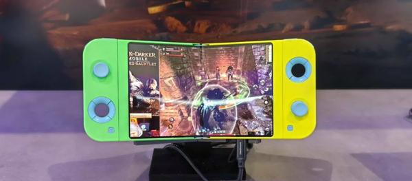 三星多款折疊屏概念機亮相MWC 三折疊有望今年發布