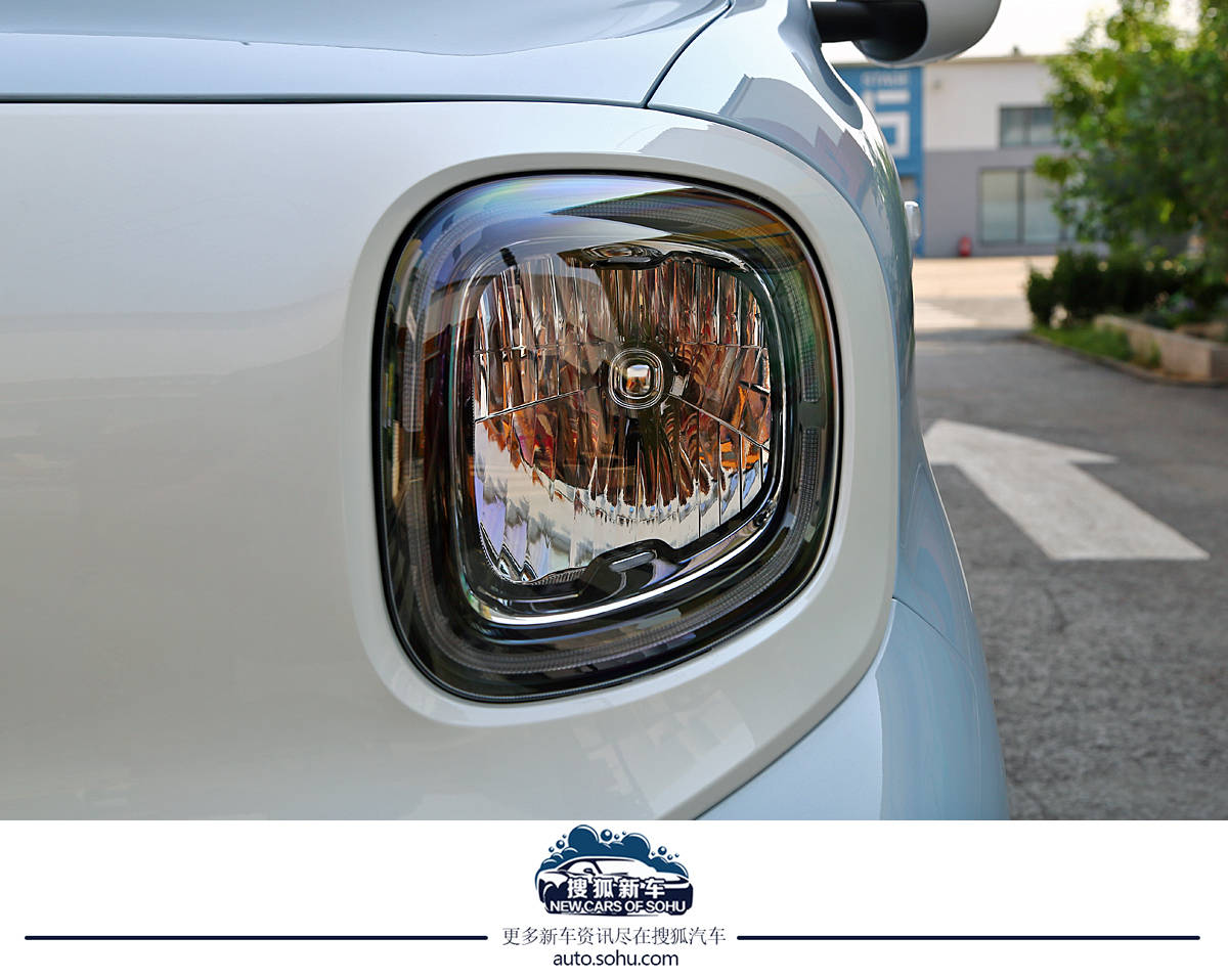 進一步滿足個性化潮流需求 奔騰小馬“冰椰藍”新車色實拍