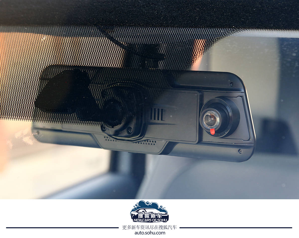 進一步滿足個性化潮流需求 奔騰小馬“冰椰藍”新車色實拍