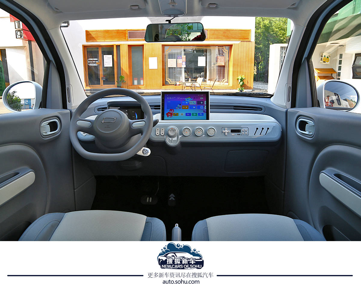 進一步滿足個性化潮流需求 奔騰小馬“冰椰藍”新車色實拍