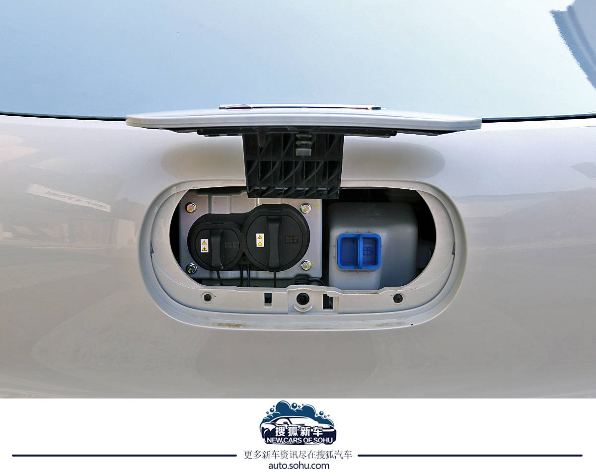 進一步滿足個性化潮流需求 奔騰小馬“冰椰藍”新車色實拍