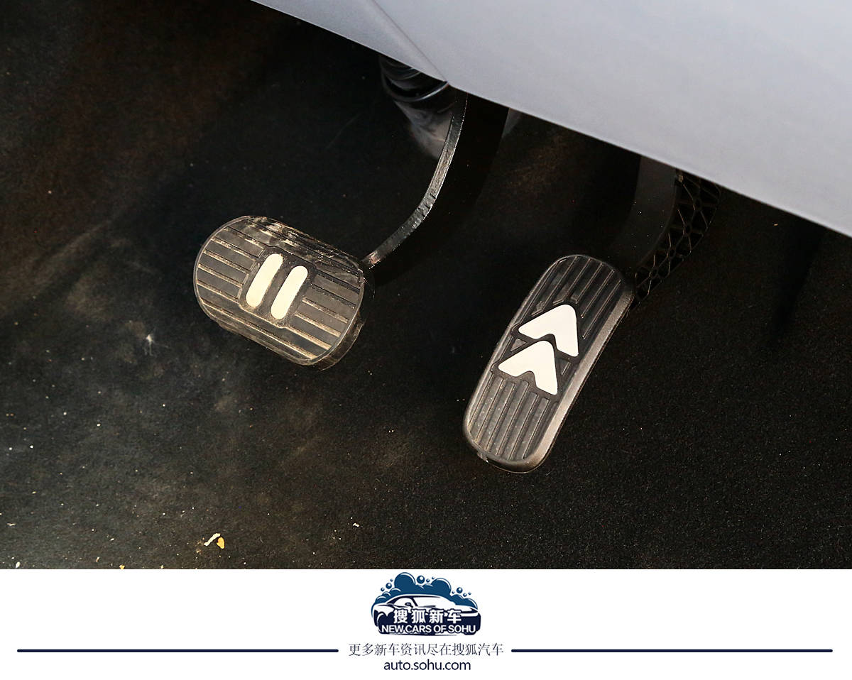 進一步滿足個性化潮流需求 奔騰小馬“冰椰藍”新車色實拍