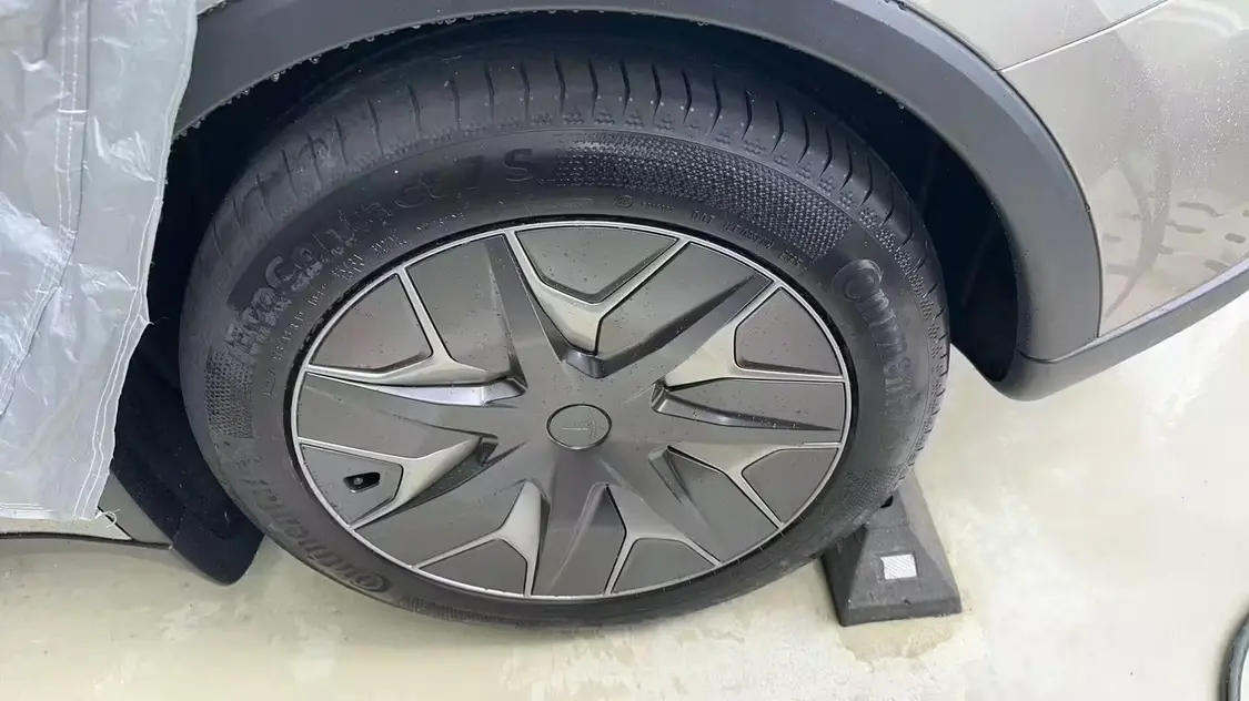 特斯拉Model Y L內飾圖曝光:首搭黑色頂棚、六座電動折疊座椅