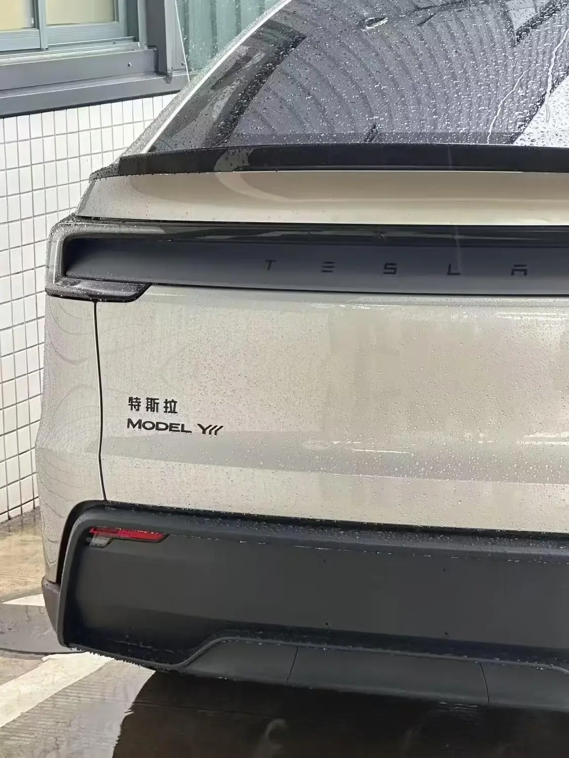 特斯拉Model Y L內飾圖曝光:首搭黑色頂棚、六座電動折疊座椅