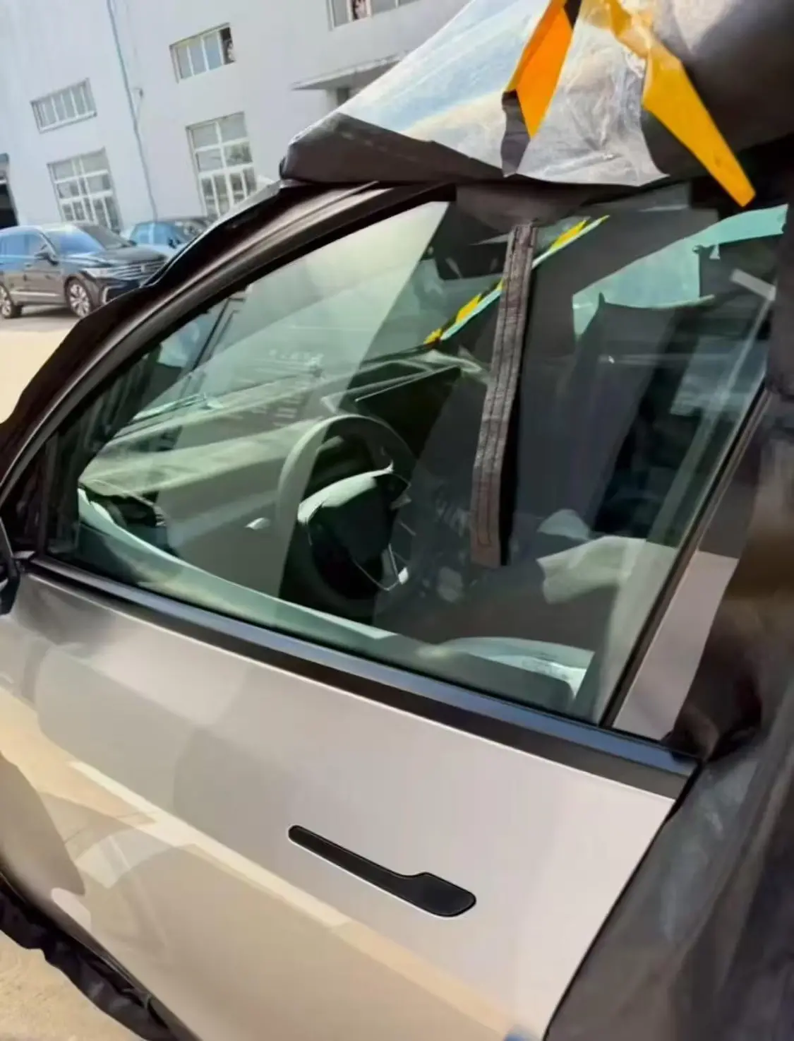 特斯拉Model Y L內飾圖曝光:首搭黑色頂棚、六座電動折疊座椅