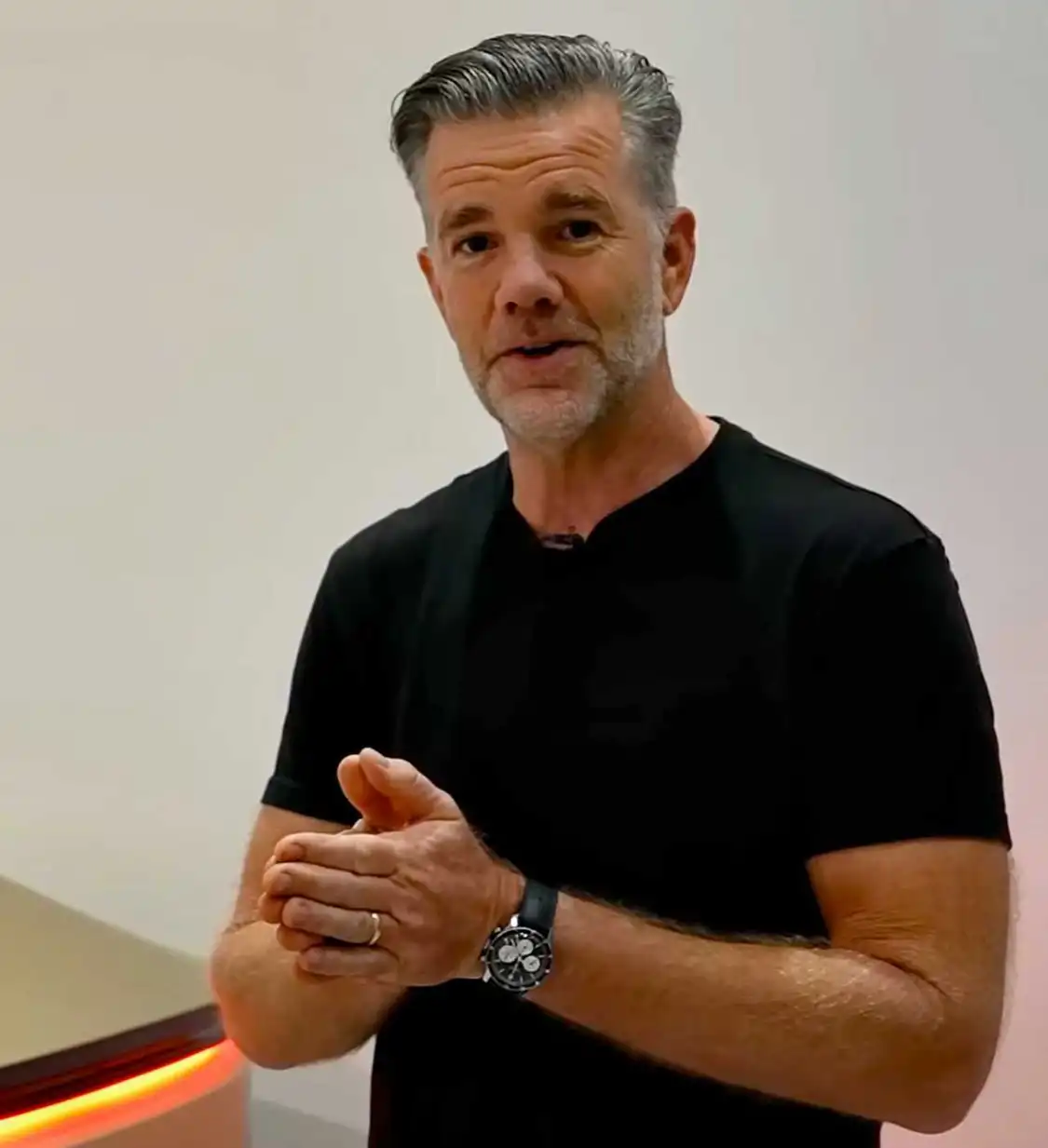 特斯拉重新設計門把手 設計主管:準備為中國做必要調整 霍爾茨豪森