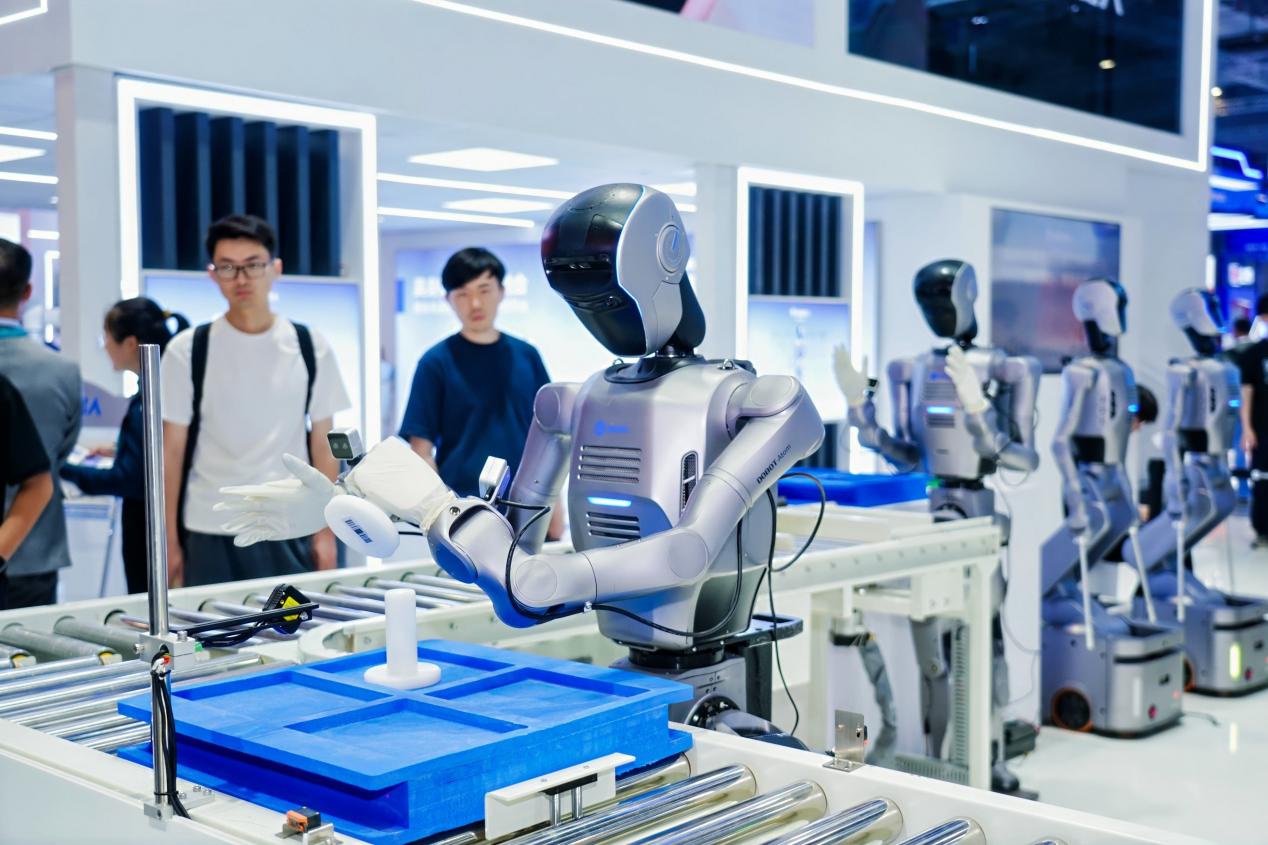 越疆“機械臂+人形+輪式+多足”具身機器人開啟工業智能體時代