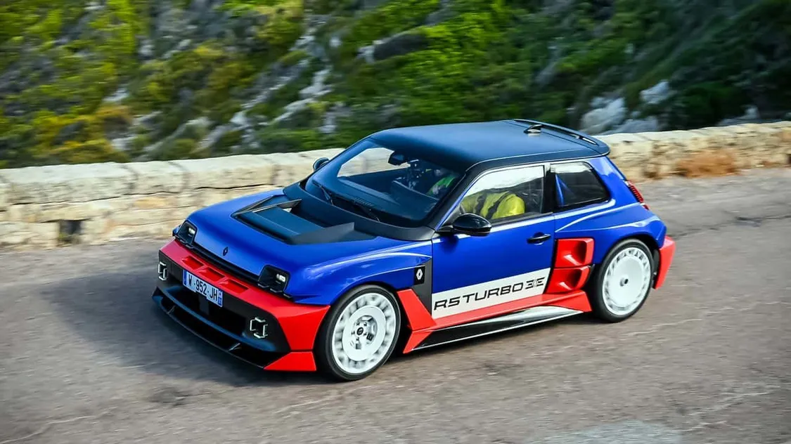 雷諾推出“小鋼炮”5 Turbo 3E:555馬力輪轂電機,漂移更輕松 Renault 5 Turbo 3E at the Tour de Corse rally